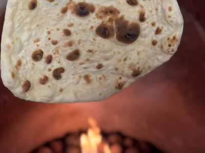C�� anche il pane, il nan, che si prepara all�alba nel tandoori: un forno in ceramica a forma cilindrica